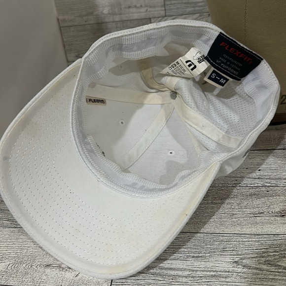 Travis Mathew white fitted golf baseball cap hat size small/ medium - Picture 5 of 6